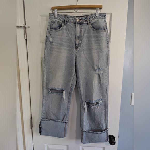 And now this cuffed distressed jeans - Picture 2 of 7